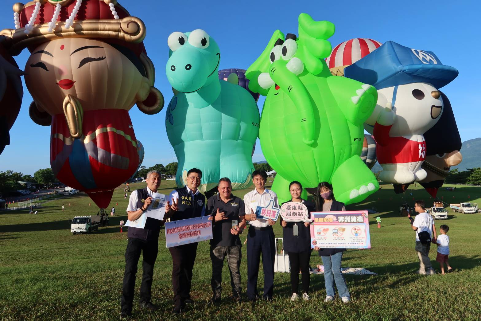 NIA Taitung County Service Center promotes anti-bribery election with pilots at Taiwan International Balloon Festival.  Photo provided by NIA