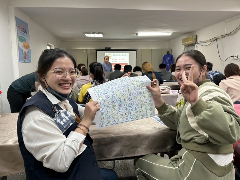 นักศึกษาไปฝึกงานในฐานะเจ้าหน้าที่ตรวจคนเข้าเมืองฝึกหัด ณ สถานีบริการนครเกาสง ภาพ／นำมาจากมหาวิทยาลัยแห่งชาติเกาสง (National University of Kaohsiung)