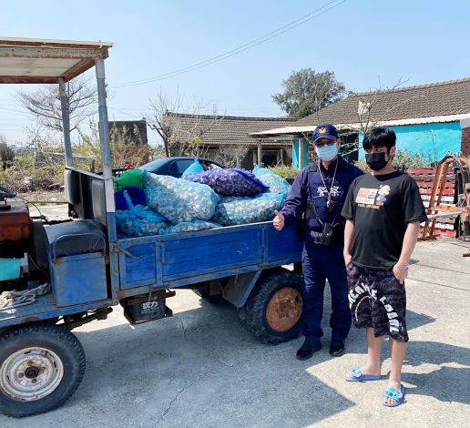 Cục Cảnh sát Vân Lâm hỗ trợ nông dân tìm lại số tỏi bị mất. (Ảnh: Chi cục Cảnh sát Bắc Cảng, Vân Lâm)