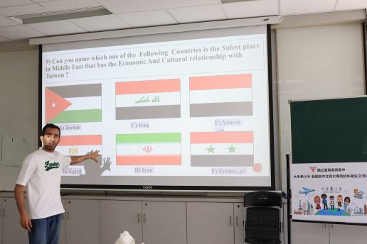 Foreign lecturer from Jordan introduces college teachers and students about Middle Eastern culture.  Photo reproduced from National Tainan Chia Chi Senior High School Facebook 