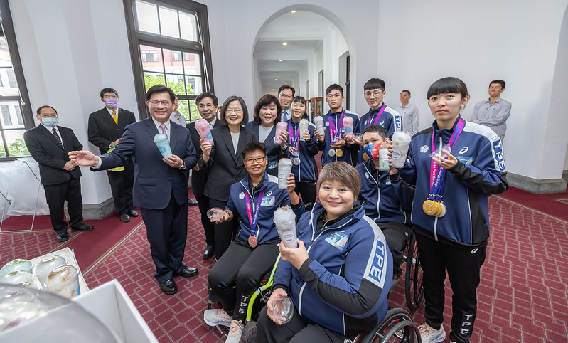 President Tsai Ing-wen met with the Asian Para Games delegation, recognizes the athletes’ hard work and let the world see Taiwan.   Photo provided by MOFA