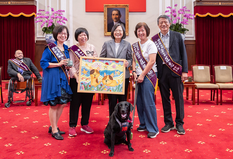 Presiden Tsai Ing-wen bertemu dengan para pemenang penghargaan Fervent Global Love of Lives ke-26 dan keluarga mereka.  (Sumber foto : Istana Kepresidenan)