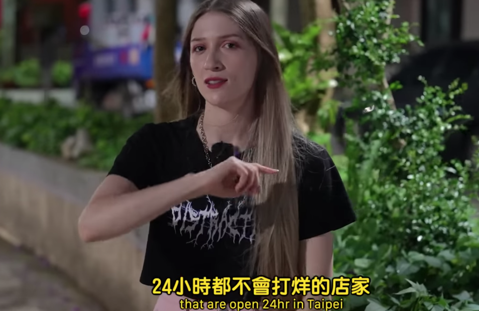 YouTuber Amerika menjelajahi toko 24 jam di Taiwan.   (Sumber foto : YouTube Tristan H. 崔璀璨)
