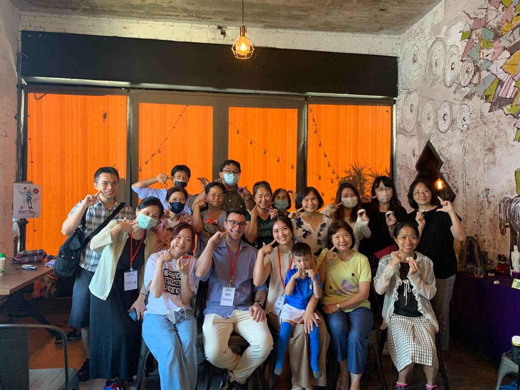 Italian new immigrant visits ancient residence at Shilin for foreign cultural exchanges.  Photo provided by Shilin District Office