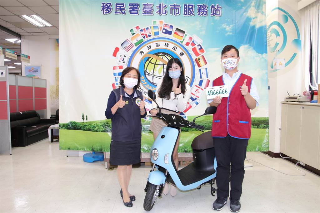 Immigration Bureau disseminate electric scooter needs license plate to get on road.