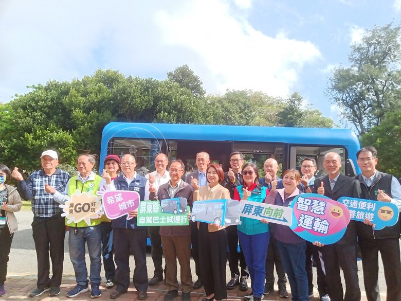 The self-driving bus is undergoing trial operation in Kenting National Forest, and the public is welcome to make an appointment to experience it from February 22nd to March 7th.  Photo provided by Pingtung County Government