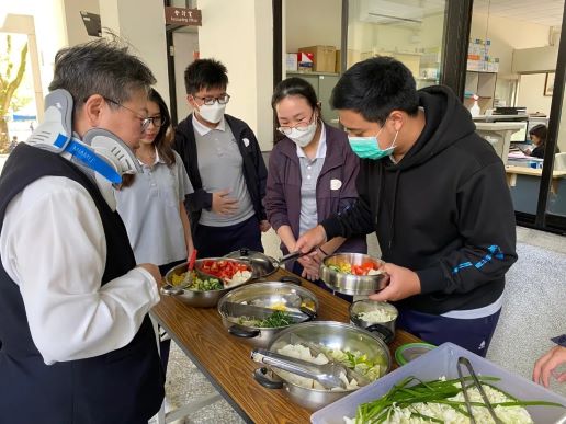 Guru dan siswa Tzu Chi University of Science and Technology berpartisipasi dalam jamuan amal bersama.  Sumber foto : Tzu Chi University of Science and Technology
