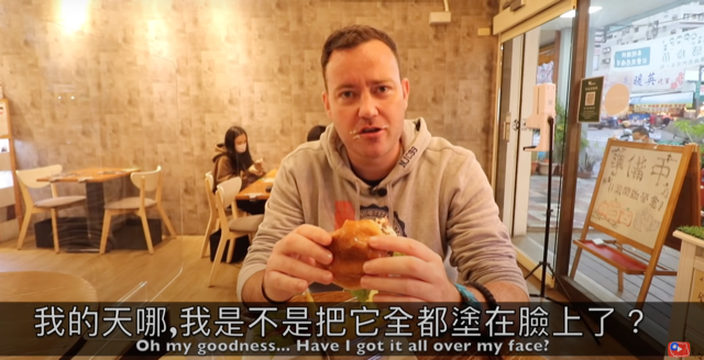 Allan asal Inggris bukanlah seorang vegetarian, dia menggunakan waktu 24 jam untuk menantang makanan vegetarian Taiwan.   Sumber foto : lifeintaiwan - 英國叔叔授權提供