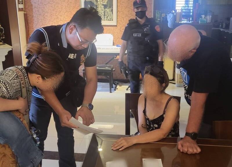 Cảnh sát bắt giữ nghi phạm người Philippines hành nghề cho vay nặng lãi, lừa đảo đồng hương. (Ảnh: Cảnh sát TP Tân Bắc)