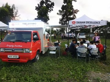 Taiwan External Trade Development Council collaborated with award-winning Taiwanese manufacturers to construct mobile classrooms and tiny trucks that were transported into isolated rural areas. Photo provided by CNA