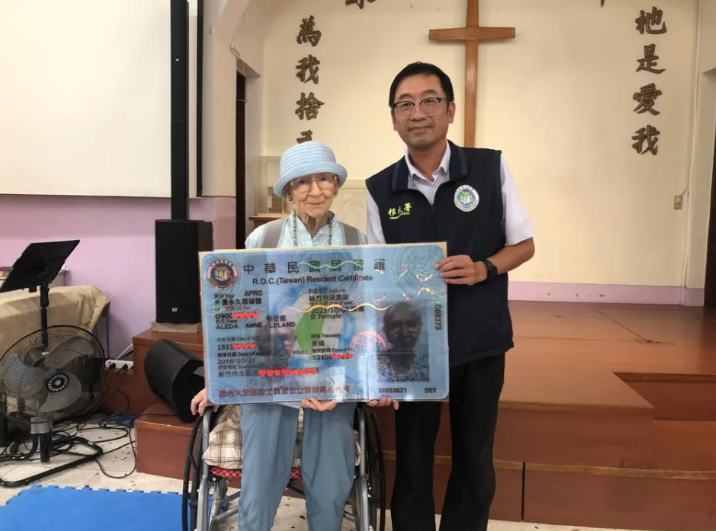 NIA issues Permanent Resident Certificate to thanks to American missionary Anna Lee for her dedication in Taiwan for 56 years.   Photo provided by National Immigration Agency Hsinchu City Service Center