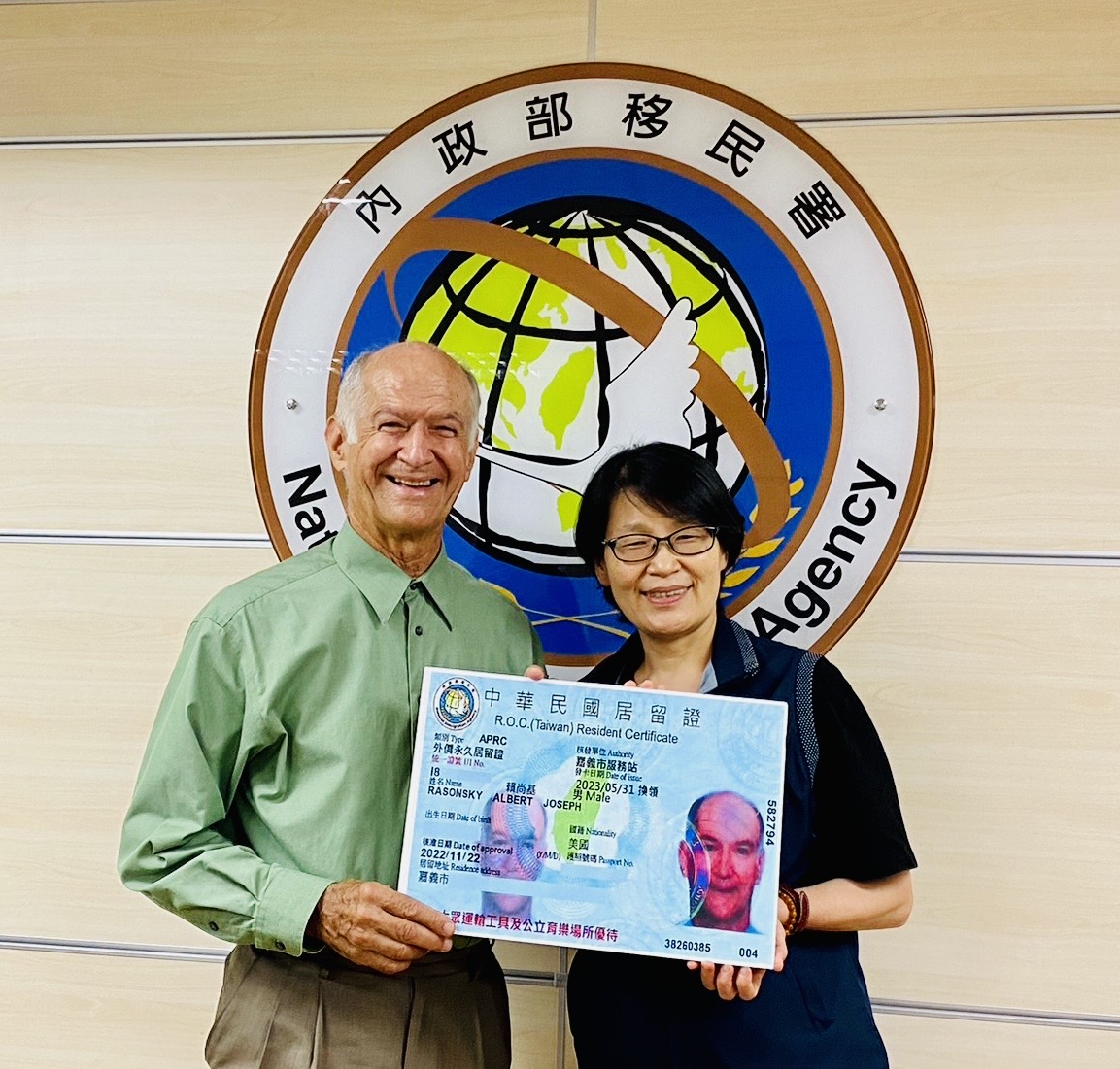 Huang YanXun, direktur Stasiun Layanan Kota Chiayi Selatan, mengeluarkan kartu penduduk tetap yang ditandai dengan rencana Mackay kepada Tuan Lai Shangji.  (Sumber foto : Departemen Imigrasi)