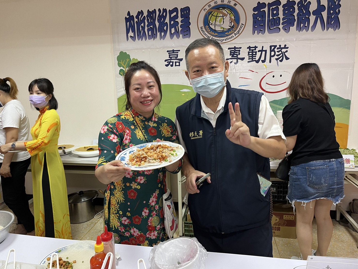 越南籍新住民武玉碧開心展示親手製作的越式烤餅 圖／移民署提供