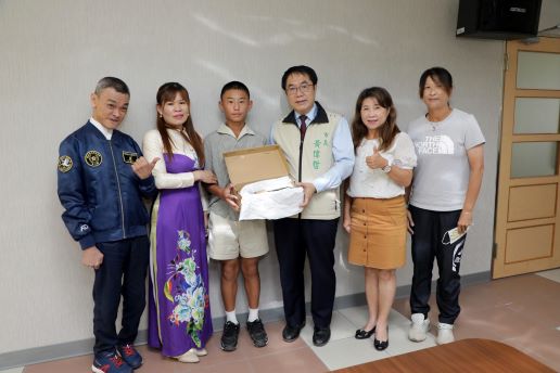 越南新二代蔡嘉興，與母親老師們開心收穫獲獎訊息 圖／台南市教育局提供