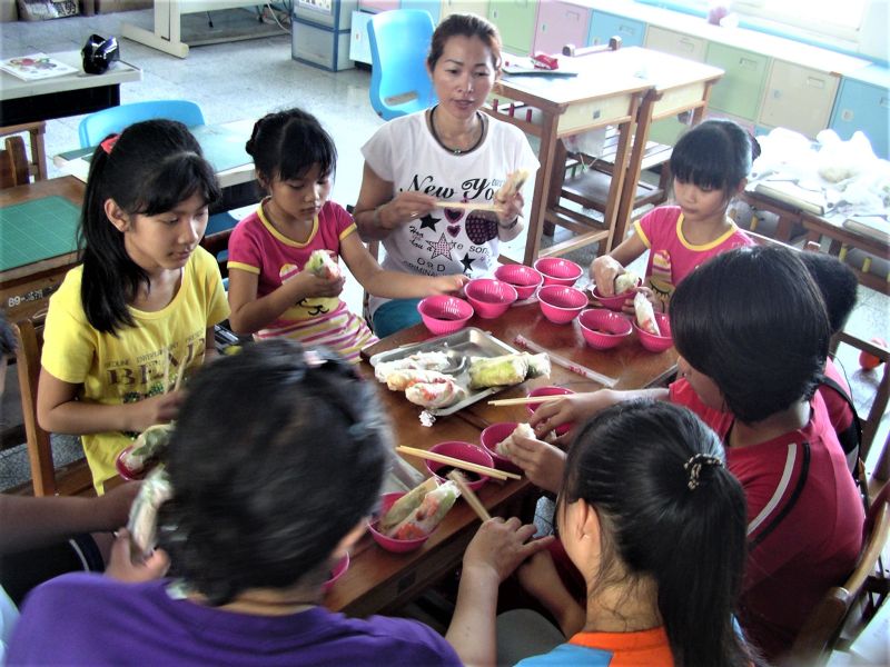 Chị Diệp làm tình nguyện viên miệt mài phục vụ hơn 10 năm tại trường tiểu học Tân Quốc. (Ảnh: Được lấy từ chính quyền huyện Đài Đông)