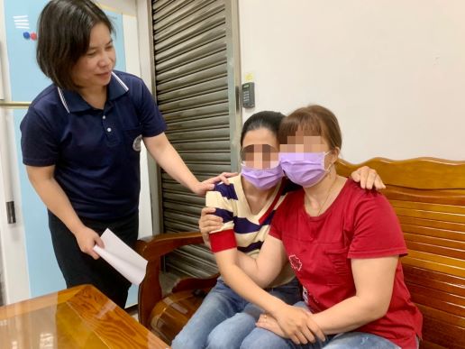Mẹ đến Đài Loan điều trị ung thư bị quá hạn cư trú, tân di dân Việt Nam đồng hành cùng mẹ ra đầu thú. (Ảnh: Lấy từ Facebook “里報.tw”)