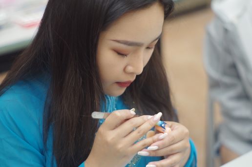 越南新二代鄭怡娟老師，繪製美麗的指甲彩繪 圖／高雄市新住民會舘提供