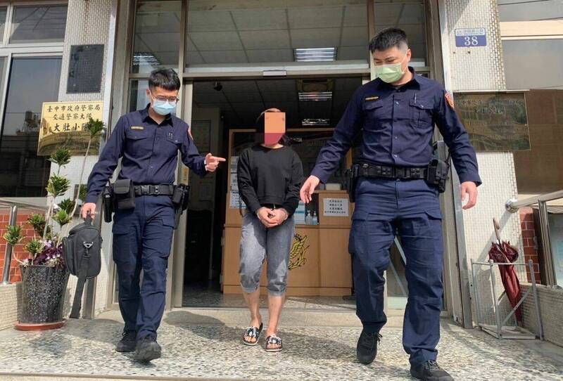Mải mê tham gia Lễ rước hành hương Ma Tổ, một lao động bất hợp pháp Việt Nam bị bắt. (Ảnh: Sở Di dân cung cấp)