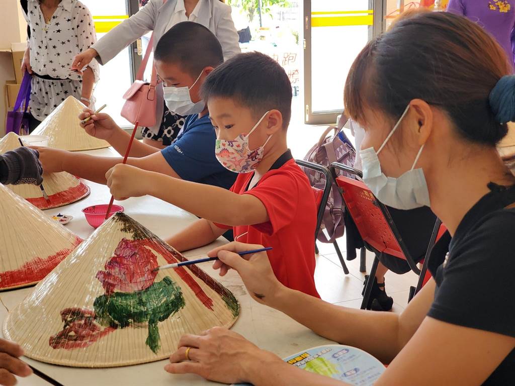 新住民親子體驗越南斗笠彩繪。 圖／白河區公所提供