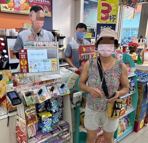 Seorang wanita Vietnam bermarga Ruan pergi ke supermarket untuk membeli poin NT$ 10.000, tetapi hampir ditipu.  Sumber foto : Kepolisian