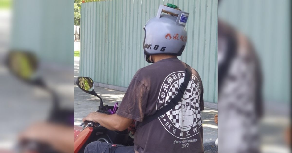 一個不尋常的安全帽引起了其他騎士的注意。An unusual gas tank safety helmet caught the eyes of fellow scooter riders. (Photo courtesy of 路上觀察學院/Facebook group)