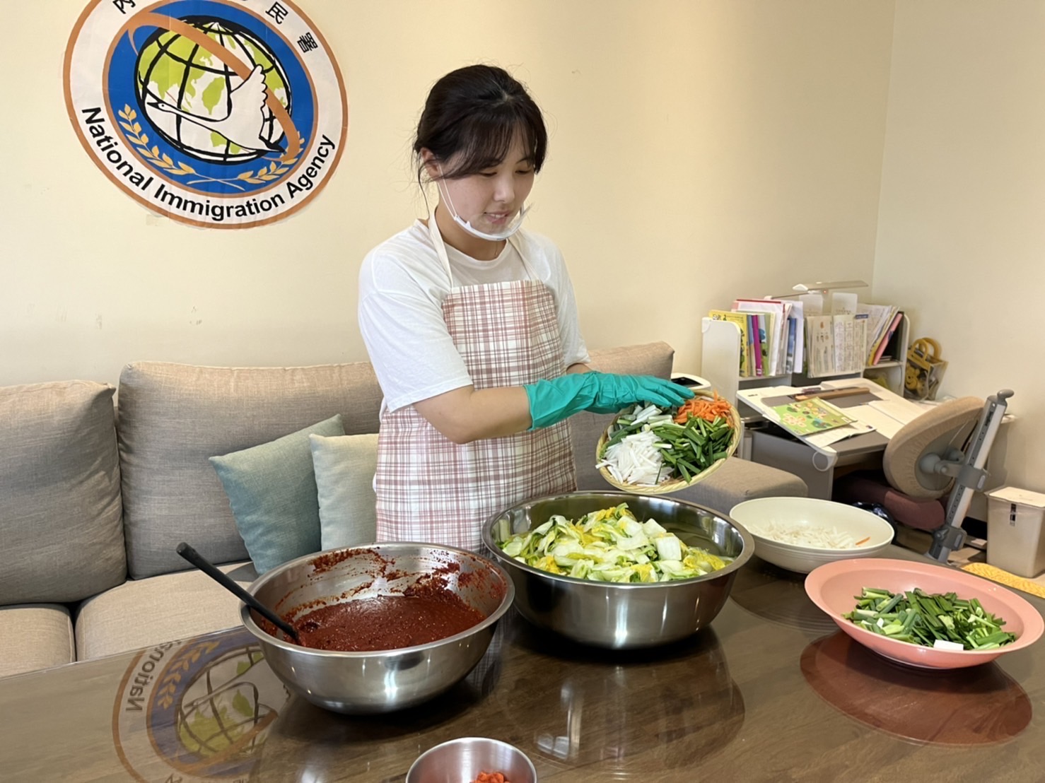 姜旼廷努力研發製作道地的韓式泡菜。 圖／臺南市第二服務站提供