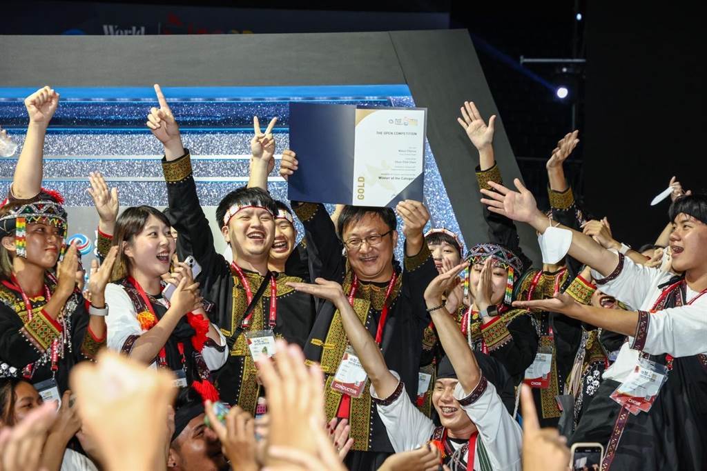 高雄寶來國中與尼布恩合唱團，參加韓國世界合唱大賽，奪得雙面金牌 圖／高雄市教育局提供