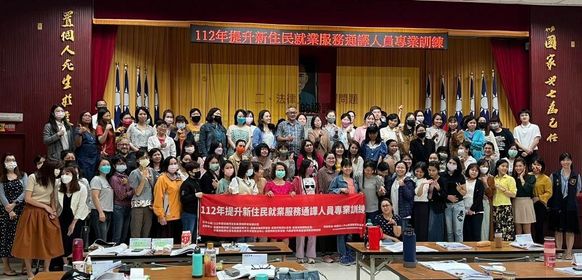 Pelatihan penerjemah profesional dalam layanan ketenagakerjaan bagi imigran baru, mengundang teman imigran baru untuk belajar tentang hak-hak pekerja.  (Sumber foto : Kaohsiung City Labor Affairs Bureau)