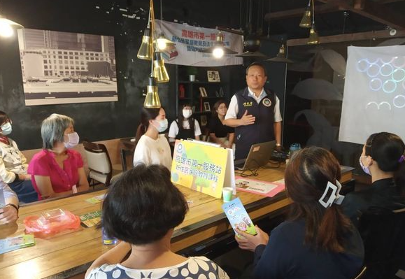 Dinas Imigrasi Stasiun Layanan Kota Kaohsiung khusus mengundang Biro Asuransi Tenaga Kerja untuk memperkenalkan sistem manfaat asuransi pensiun tenaga kerja kepada teman-teman imigran baru.  (Sumber foto : Departemen Imigrasi)