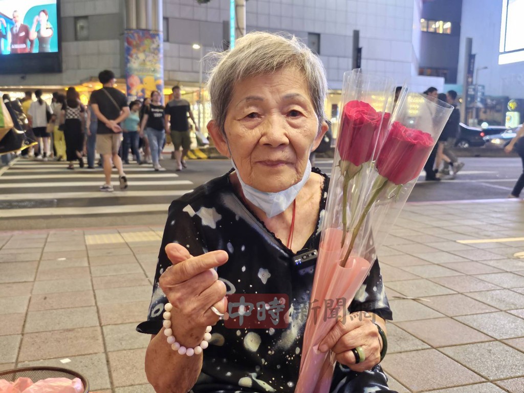 現年90歲，被稱為「玫瑰花婆婆」的廖玉蘭，為家計擺攤賣花 圖／翻攝中時新聞網臉書